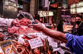 ep archivo   diferentes pescados y mariscos en un puesto del mercado central de valencia