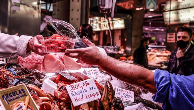 ep archivo   diferentes pescados y mariscos en un puesto del mercado central de valencia