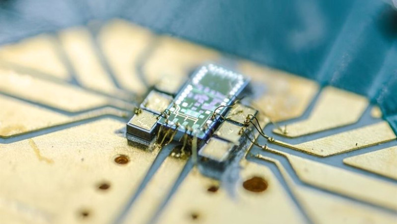 Archivo - El chip cuántico de silicio ePIC, montado en una placa de circuito impreso para pruebas y similar a una placa base dentro de una computadora personal. | UNIVERSIDAD DE BRISTOL - Archivo ep archivo el chip cuantico de silicio epic montado en una placa de circuito impreso para pruebas
