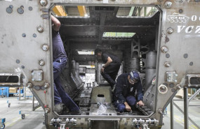 ep archivo   operarios trabajando en la fabricacion de un vehiculo de combate