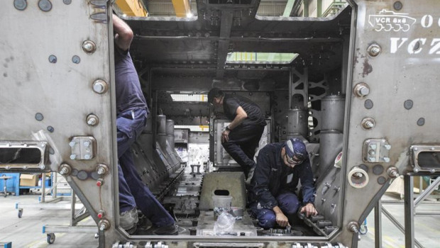 ep archivo   operarios trabajando en la fabricacion de un vehiculo de combate