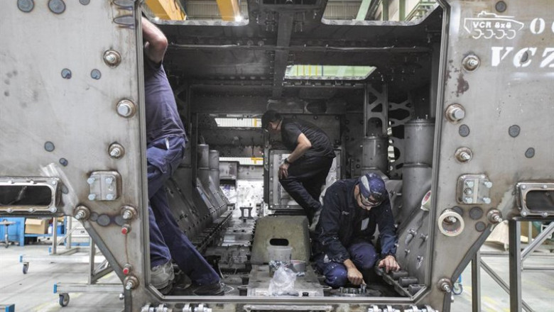 ep archivo operarios trabajando en la fabricacion de un vehiculo de combate ep archivo operarios trabajando en la fabricacion de un vehiculo de combate