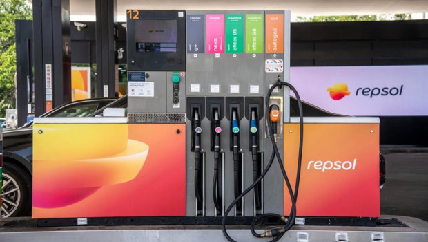 ep archivo   surtidores de combustible en la estacion de servicio alfonso xiii de repsol