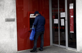 ep archivo   un hombre saca dinero de un cajero del banco santander un dia despues de que banco