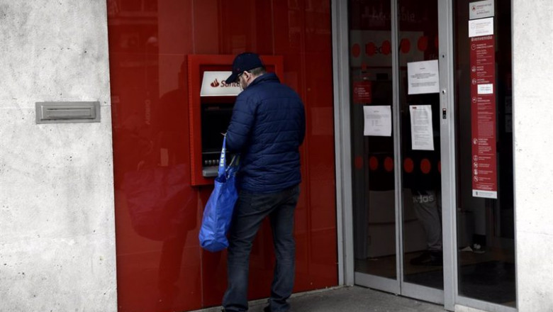 Archivo - Un hombre saca dinero de un cajero del Banco Santander un día después de que Banco Central Europeo (BCE) haya especificado que decidirá "banco a banco" la hoja de ruta para recuperar los niveles de capital y liquidez previos a la crisis generada | Óscar Cañas - Europa Press - Archivo ep archivo un hombre saca dinero de un cajero del banco santander un dia despues de que banco