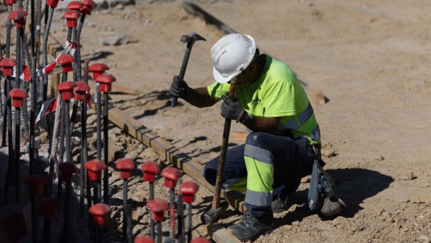 ep archivo   un trabajador extranjero en una obra