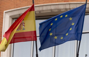 ep archivo   una bandera de la union europea junto a una bandera de espana