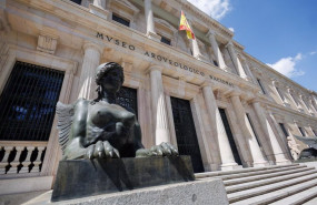 ep archivo   una de las dos esfinges de bronce que hay a ambos lados de la escalera principal de