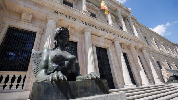 ep archivo   una de las dos esfinges de bronce que hay a ambos lados de la escalera principal de