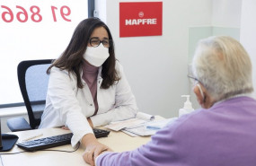 ep archivo   una empleada de mapfre atiende a un cliente senior