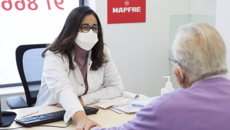 Archivo - Una empleada de Mapfre atiende a un cliente sénior. | MAPFRE - Archivo ep archivo una empleada de mapfre atiende a un cliente senior