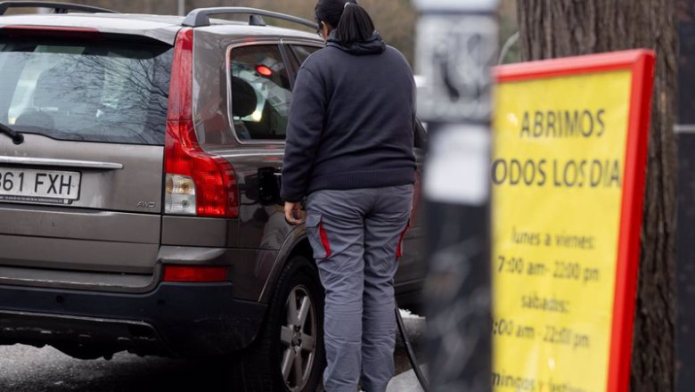 ep archivo una mujer llenando el deposito de su vehiculo en una gasolinera ep archivo una mujer llenando el deposito de su vehiculo en una gasolinera