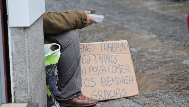 ep archivo   una persona pidiendo en la calle