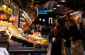 ep archivo   varias personas miran el genero en el mercado de la boqueria