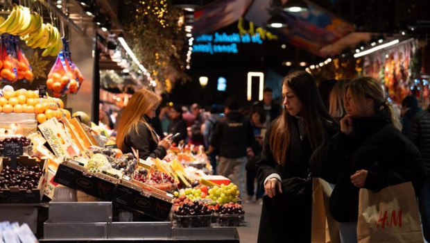 ep archivo   varias personas miran el genero en el mercado de la boqueria