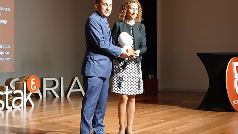 ep cristina andres uriarte presidenta de ekonomistak entrega el premio ep cristina andres uriarte presidenta de ekonomistak entrega el premio