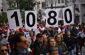 ep decenas de personas portan carteles y banderas durante una concentracion de pensionistas desde