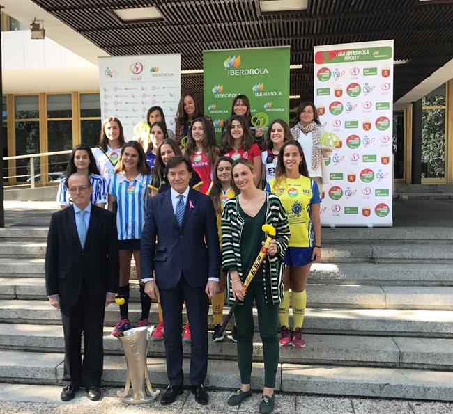 Deó, Lete y Carmen Cabrera junto a las jugadoras de los equipos | PRENSA IBERDROLA ep deo letecarmen cabreraajugadoraslos equipos