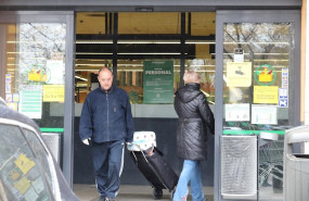 ep dos clientes entran a hacer la compra a un supermercado mercadona en plena crisis sanitaria por