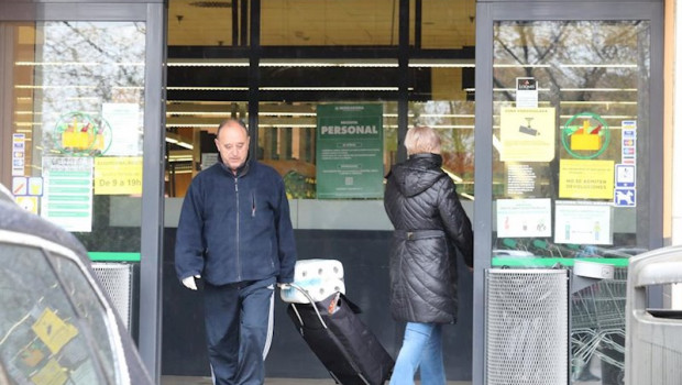 ep dos clientes entran a hacer la compra a un supermercado mercadona en plena crisis sanitaria por
