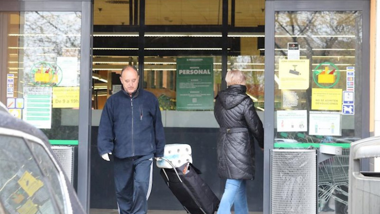 Dos clientes entran a hacer la compra a un supermercado Mercadona en plena crisis sanitaria por coronavirus donde los españoles llevan confinados en sus hogares más de una semana. | Marta Fernández - Europa Press ep dos clientes entran a hacer la compra a un supermercado mercadona en plena crisis sanitaria por