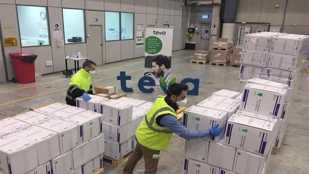 ep dos trabajadores con mascarilla trabajan en el almacen de la compania farmaceutica internacional