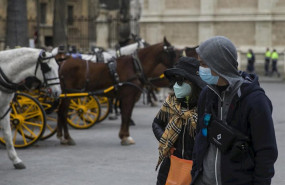 ep dos turistas con mascarillas pasean por el centro de sevilla este 3 de marzo