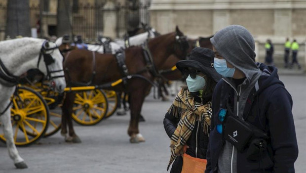 ep dos turistas con mascarillas pasean por el centro de sevilla este 3 de marzo