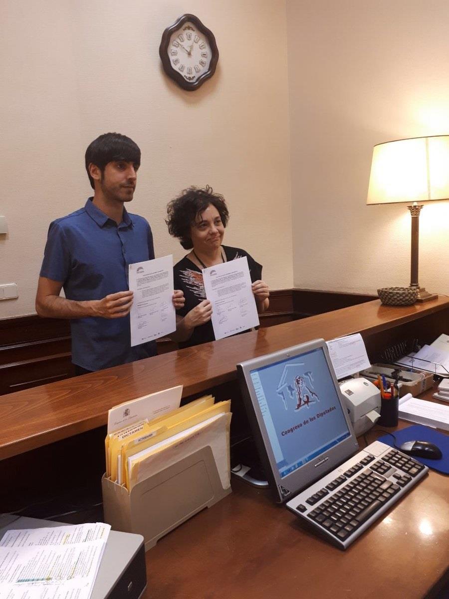 Eduardo Maura y Gloria Elizo en el registro del Congreso | PODEMOS ep eduardo mauragloria elizoregistrocongreso