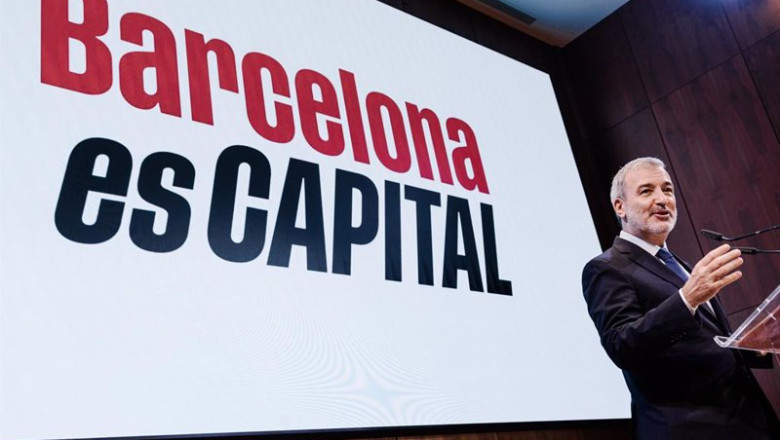 ep el alcalde de barcelona jaume collboni imparte la conferencia barcelona es capital en el museo