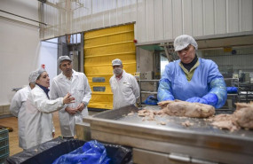 ep el conselleiro de mar alfonso villares visita la conservera friscos en catoira pontevedra