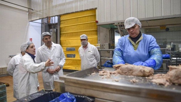 ep el conselleiro de mar alfonso villares visita la conservera friscos en catoira pontevedra