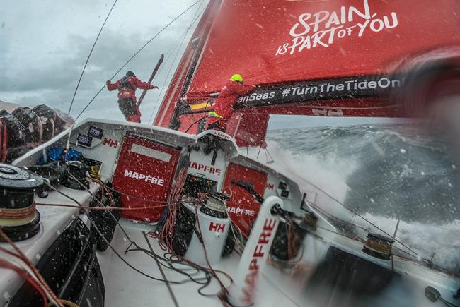 El 'MAPFRE' navega dentro de la borrasca del Oceáno Sur | JEN EDNEY/VOLVO OCEAN RACE ep el mapfre navegadeborrascaoceano sur