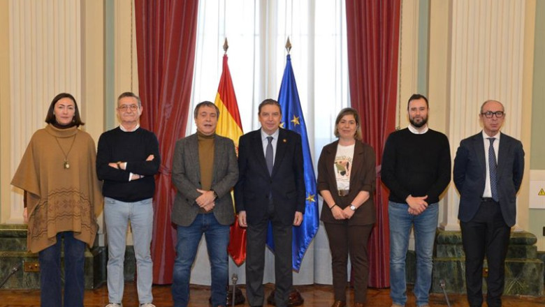 El ministro de Agricultura, Luis Planas, se reúne con representantes de CCOO y UGT | MINISTERIO DE AGRICULTURA ep el ministro de agricultura luis planas se reune con representantes de ccoo y ugt