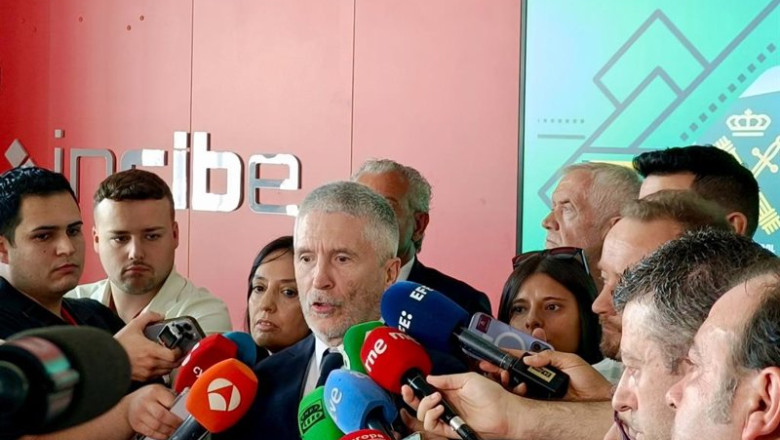 El ministro de Interior, Fernando Grande-Marlaska, artiende a los medios de comunicación en León donde este jueve s ha presentado el sistema de denuncia telemática de la Guardia Civil. | EUROPA PRESS ep el ministro de interior fernando grande marlaska artiende a los medios de comunicacion en leon