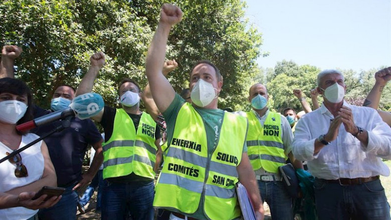 ep el presidente del comite de empresa de alcoa san cibrao jose antonio zan levanta el puno tras la