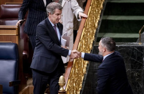 ep el presidente del partido popular alberto nunez feijoo saluda al presidente de vox santiago