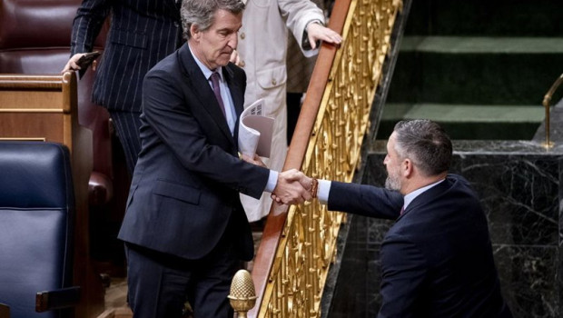 ep el presidente del partido popular alberto nunez feijoo saluda al presidente de vox santiago