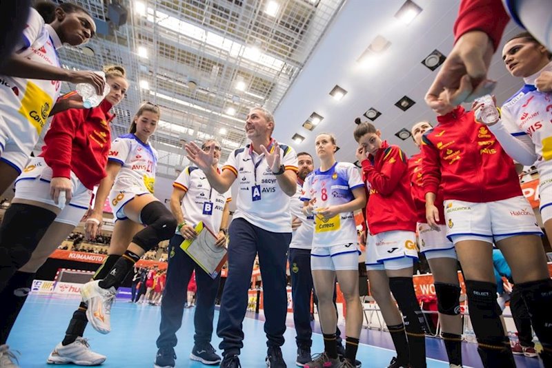 ep el seleccionador espanol femenino de balonmano carlos viver con sus jugadoras
