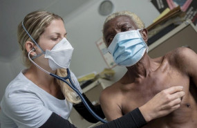 ep enfermera atiende a paciente con tuberculosis