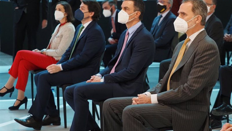 (I-D) La ministra de Industria,Reyes Maroto; el presidente de la Junta de Castilla y León, Alfonso Fernández Mañueco; el presidente del Gobierno, Pedro Sánchez, y el Rey Felipe VI, durante la presentación del Plan Estratégico de Renault. | Photogenic/Claudia Alba - Europa Press ep i d la ministra de industriareyes maroto el presidente de la junta de castilla y leon alfonso