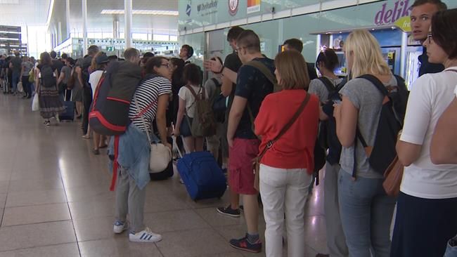 La Huelga en el Prat genera colas de una hora | EUROPAPRESS ep la huelgaprat genera colasuna hora