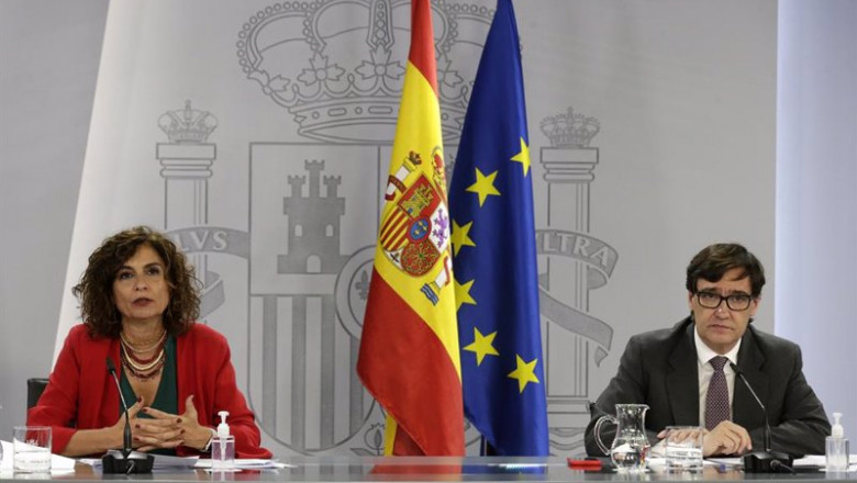 La ministra Portavoz y de Hacienda, María Jesús Montero, y el ministro de Sanidad, Salvador Illa, comparecen en rueda de prensa posterior al Consejo de Ministros en Moncloa, Madrid (España), a 20 de octubre de 2020. | POOL. Andrea Comas/El País ep la ministra portavoz y de hacienda maria jesus montero y el ministro de sanidad salvador illa