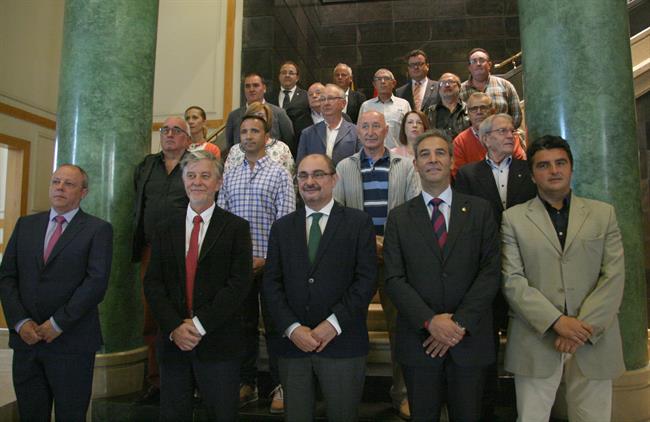 Lambán con los alcaldes de la firma del acuerdo politico. | EUROPA PRESS ep lambanlos alcaldesla firmaacuerdo politico