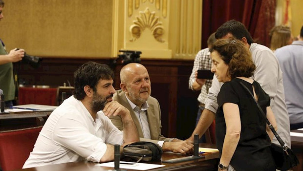 ep los diputados de mes per mallorca josep ferr y miquel ensenyat conversan con fina santiago y