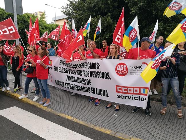 Protesta de los trabajandores de Hiperdino | CEDIDO POR UGT ep protestalos trabajandoreshiperdino