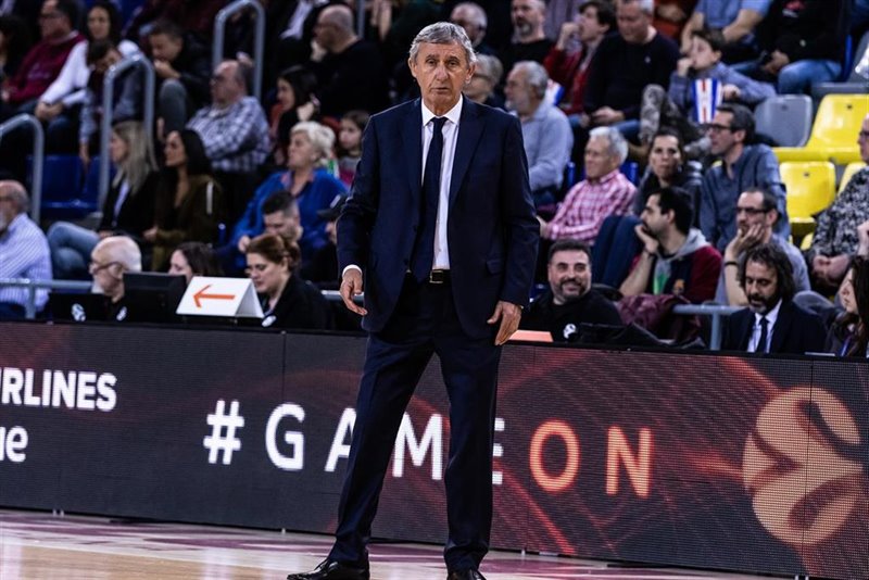 ep svetislav pesic durante un partido del bara en la euroliga 2018-19