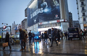 ep transeuntes caminan cerca de una zona comercial en la calle de preciados en madrid espana