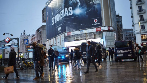 ep transeuntes caminan cerca de una zona comercial en la calle de preciados en madrid espana