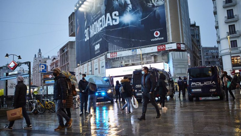 ep transeuntes caminan cerca de una zona comercial en la calle de preciados en madrid espana ep transeuntes caminan cerca de una zona comercial en la calle de preciados en madrid espana